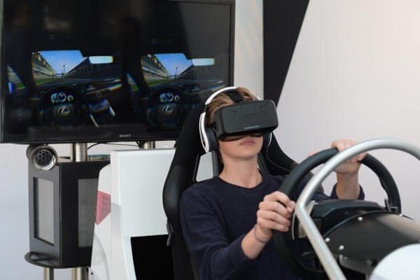 игроки с VR-гарнитурами