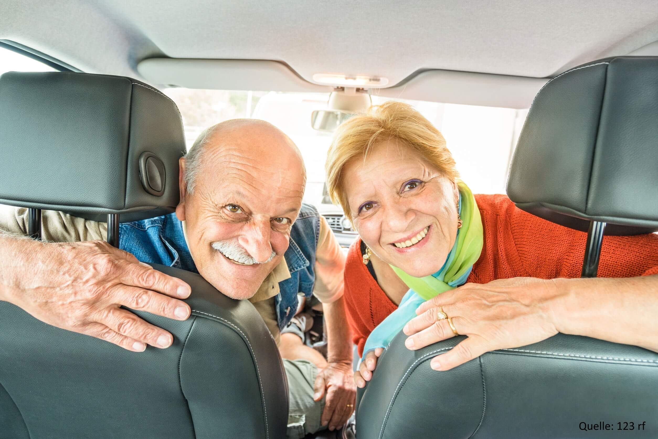Автомобиль пенсионеру. Машина для пенсионеров. Пенсионеры путешествуют на машине. Пожилой за рулем. Пенсионерка за рулем.
