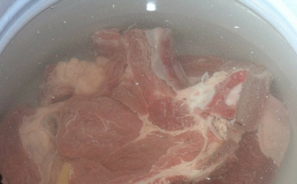 Почему рекомендуют вымачивать мясо перед приготовлением