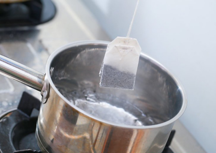 Для чего повара перед варкой риса опускают в воду пакетик чая