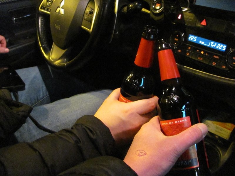 Можно ли выпивать в машине с включенным двигателем во дворе