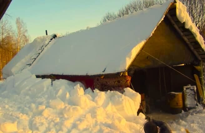 Как убрать снег с крыши при помощи верёвки