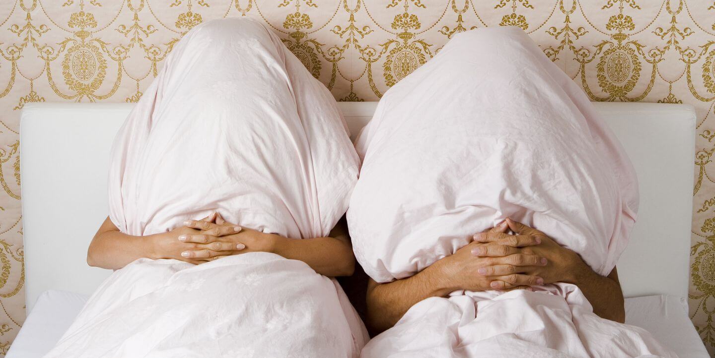 Муж и жена под одеялом